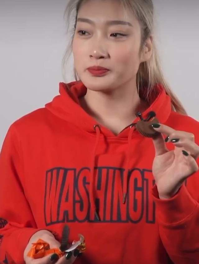 美女扒开尿口让男人舔