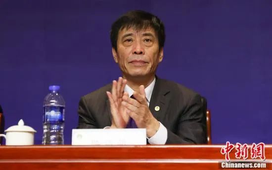 女人趴下脱了内裤光着屁股喷白
