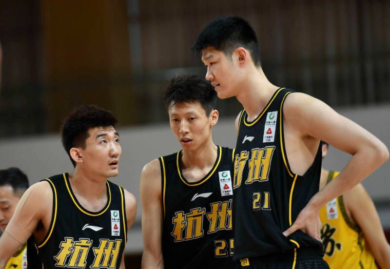 丝袜老师踩我的喷水